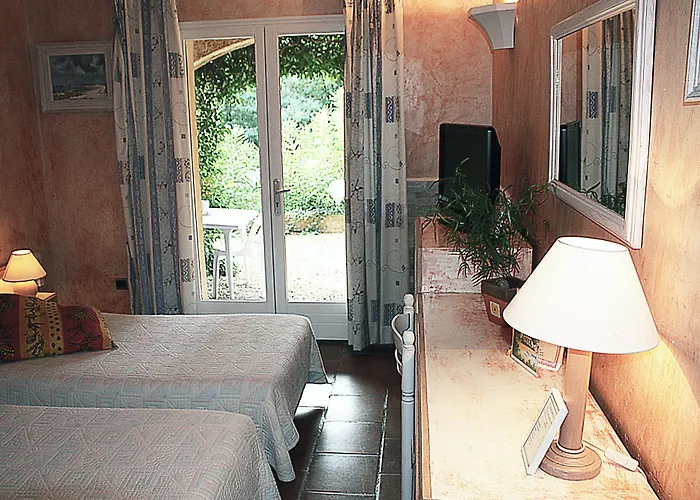 Hotel Athenopolis 3*