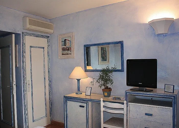 Hotel Athenopolis 3*